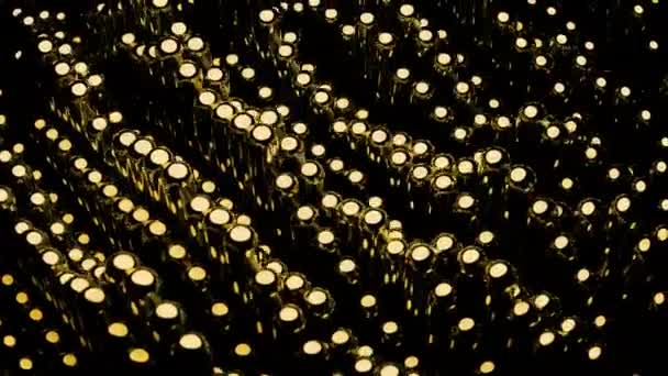 Gele en groene gloeiende lantaarns. Ontwerp. Een zwarte achtergrond met verlichte lampen die op- en neerkomen zonder licht te verliezen in 3D-formaat. Hoge kwaliteit 4k beeldmateriaal - Video