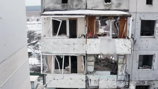 Sota Ukrainassa, tuhosi talon, tuhosi monikerroksinen rakennus, drone näkymä, antenni valokuvaus, Borodianka jälkeen miehitys - Materiaali, video