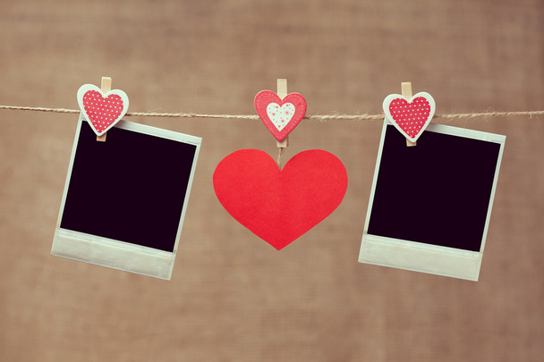 Две поляроидные фоторамки и красное сердце на день святого Валентина на vi
 - Фото, изображение