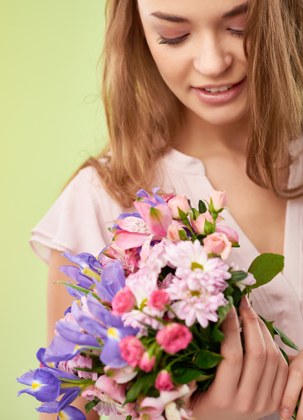 Femme avec bouquet de fleurs
 - Photo, image