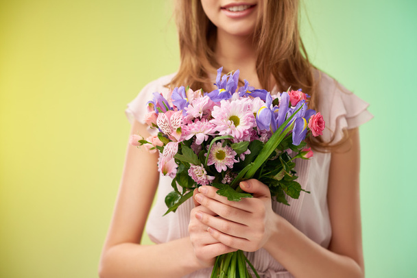 kobieta z wiosennych kwiatów - Zdjęcie, obraz