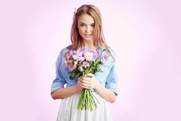 Dame romantique avec des fleurs
 - Photo, image