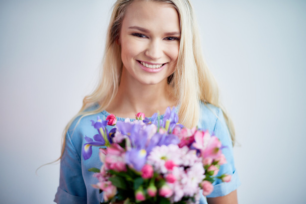 Щаслива дівчина зі свіжими квітами
 - Фото, зображення
