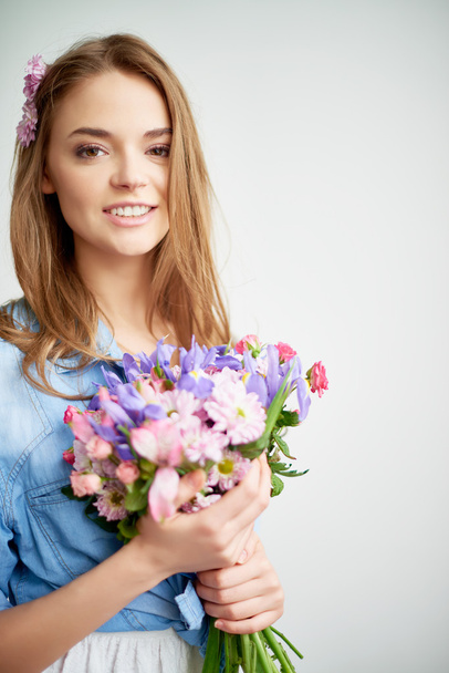 Девушка со свежими цветами
 - Фото, изображение