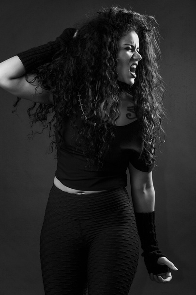 Θυμωμένος rocker κορίτσι ουρλιάζοντας μαύρο και άσπρο - Φωτογραφία, εικόνα