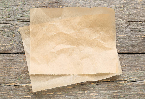 Hojas de papel para hornear sobre fondo de madera - Foto, Imagen