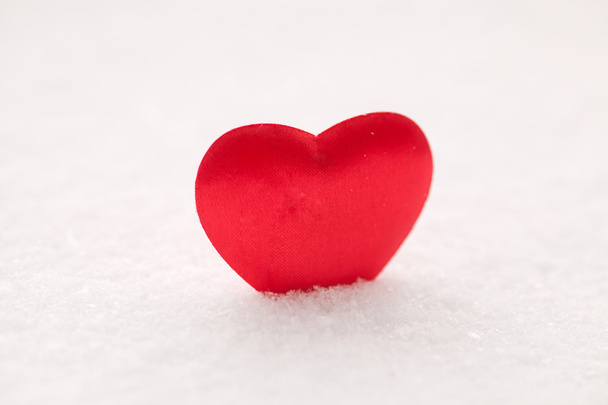 coeur rouge sur neige - Photo, image