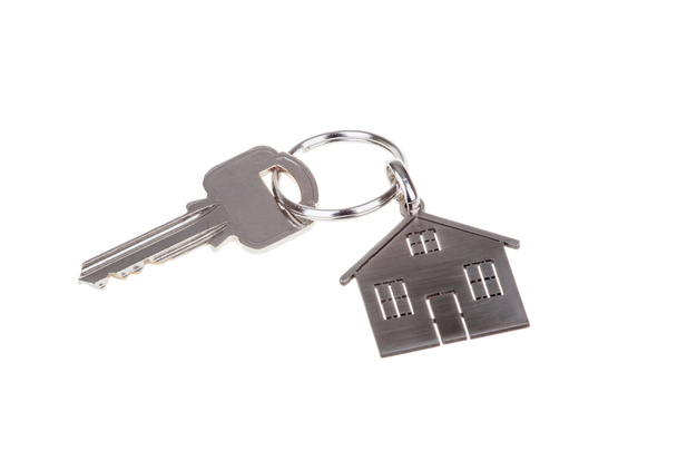 klíč od domu a klíčenka izolovaných na bílém - Fotografie, Obrázek