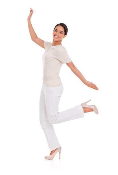 Schick und spontan. Studioaufnahme einer schönen ethnischen Frau, die in ihren High Heels springt - Foto, Bild