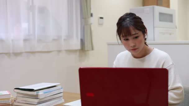 γυναίκα που σπουδάζει με φορητό υπολογιστή - Πλάνα, βίντεο
