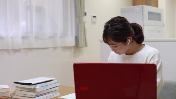 kobieta studiuje z laptopem - Materiał filmowy, wideo