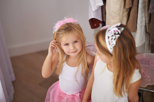A divertir-se na terra da imaginação. meninas vestindo trajes de princesa fada - Foto, Imagem