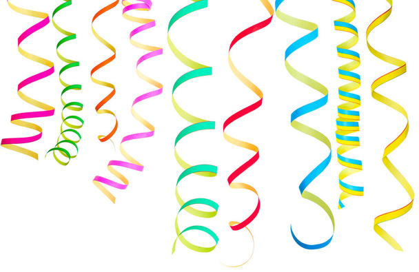 Colección de colorida explosión de serpentinas, serpentinas, cintas de papel rizado. Decoraciones de fiestas multicolores. Fondo blanco. - Foto, Imagen