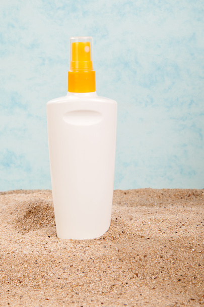spray abbronzante sulla sabbia
 - Foto, immagini