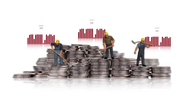 Três homens miniatura em pé sobre pilha de moedas e com um gráfico. Conceitos sobre a diferença de trabalho e renda. - Filmagem, Vídeo