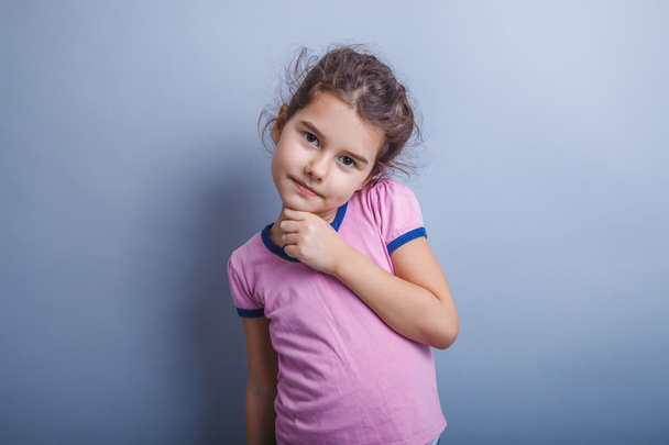 küçük kız Avrupa görünüm 6 yaşındaki el onun çene altında Merhaba - Fotoğraf, Görsel