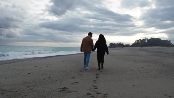 Romantico coppia passeggiata insieme su spiaggia. - Filmati, video