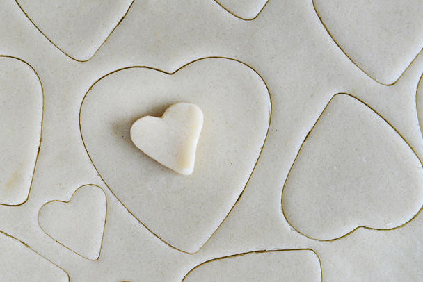 Κάνοντας τα Cookies για Αγίου Βαλεντίνου - ζύμη και καρδιά σχήμα C - Φωτογραφία, εικόνα