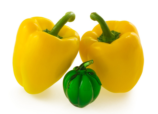 Два жовтих болгарського перцю і зелений перець прикраси
 - Фото, зображення