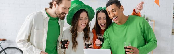 Мультиэтнические друзья с пивом с использованием цифровой планшет во время святого Патрика день дома, баннер  - Фото, изображение