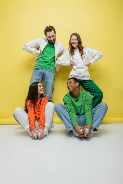 Amici multietnici divertirsi su sfondo giallo  - Foto, immagini