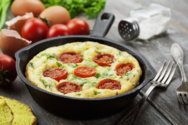 omeleta se zeleninou a sýrem. Frittata  - Fotografie, Obrázek