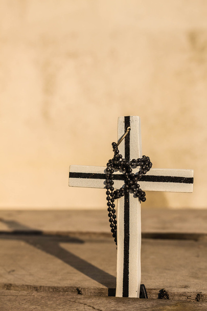 Cruces en la vieja madera
  - Foto, Imagen