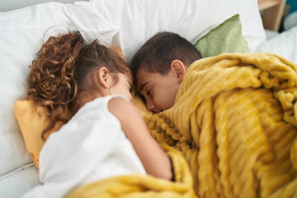 Brat i siostra leżący na łóżku śpiący w sypialni - Zdjęcie, obraz