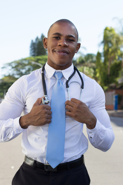 Nuori musta lääkäri stetoskooppi kaulassaan
 - Valokuva, kuva