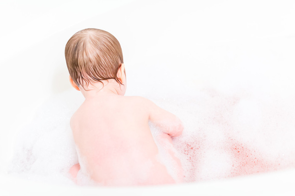 χαριτωμένο μωρό κορίτσι το μπάνιο - Φωτογραφία, εικόνα