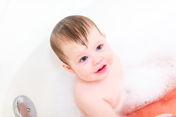 mignonne bébé fille prendre un bain
 - Photo, image