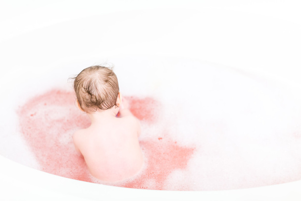 bonito bebê menina tomando um banho
 - Foto, Imagem