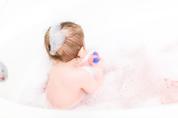 söpö vauva tyttö kylvyssä
 - Valokuva, kuva
