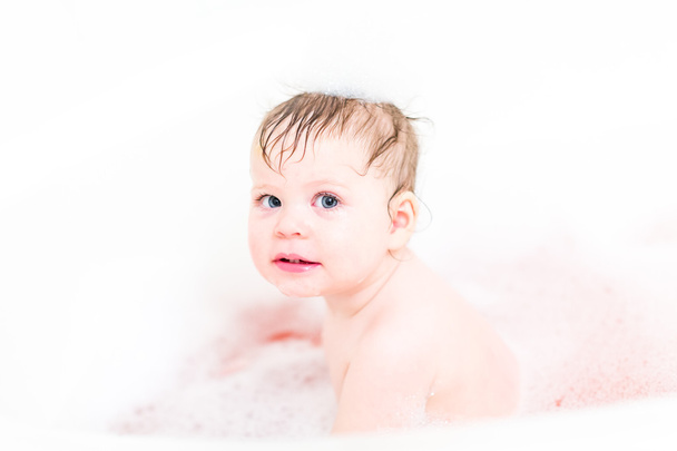 χαριτωμένο μωρό κορίτσι το μπάνιο - Φωτογραφία, εικόνα