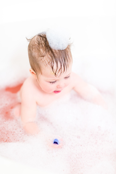 bonito bebê menina tomando um banho
 - Foto, Imagem