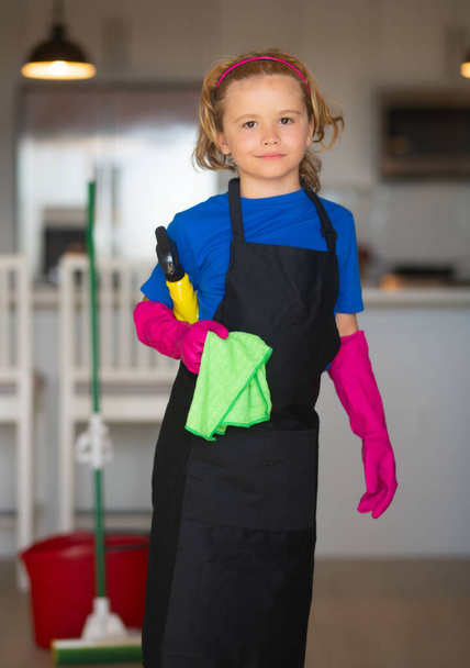 Dzieci pomagające w sprzątaniu domu. Pokojówka w domu. słodkie dziecko chłopiec pomaga w sprzątaniu w kuchni wnętrze backdround - Zdjęcie, obraz