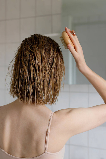 Женщина делает массаж головы для роста волос. - Фото, изображение