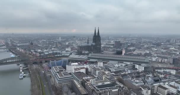 From above, witness the splendor of the Rhine River and the bustling city center of Cologne in this mesmerizing drone video. - 映像、動画