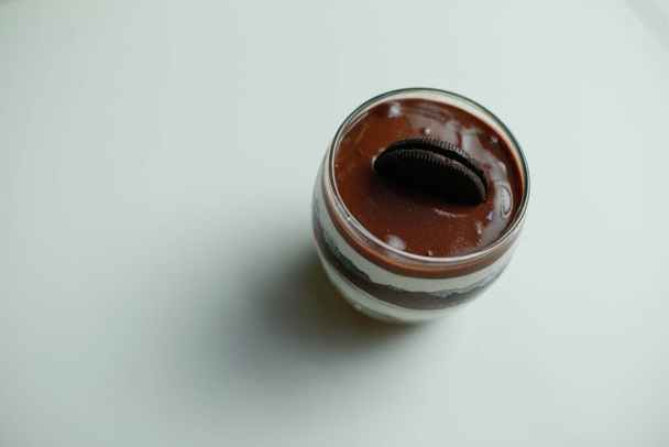 close-up van een glas dessert met koekje - Foto, afbeelding