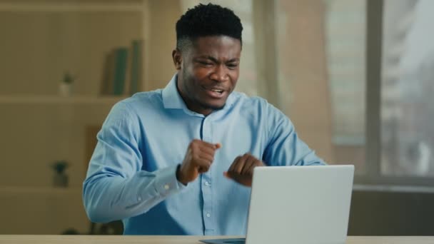Gelukkig zorgeloze Afro-Amerikaanse zakenman middelbare leeftijd man baas leider kantoor werknemer winnaar danser vieren online overwinning op computer dansen op muziek lees goed nieuws business bieden grappige dans move - Video