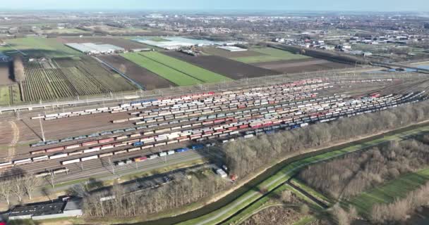 Get a unique perspective on the inner workings of the Kijfhoek train emplacement with this aerial drone video, highlighting the trains and transportation infrastructure - Filmati, video