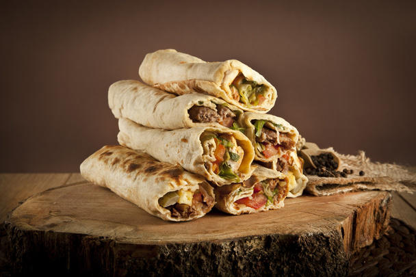 Turecki shawarma durum sish tradycyjny kebab zawijania - Zdjęcie, obraz
