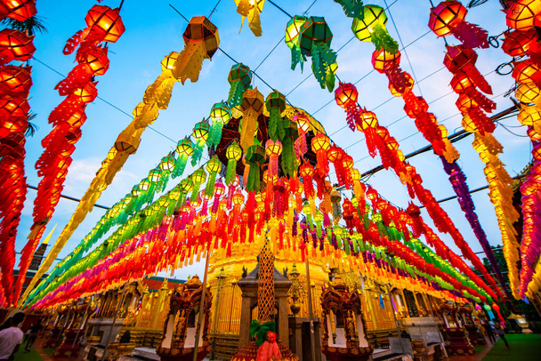 Lamphun Lantern Festival in Phra That Hariphunchai temple, Lamphun province. - Foto, Imagem