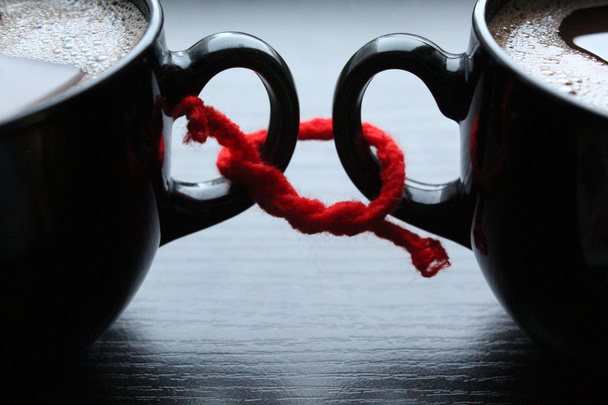 Két csésze kávé kapcsolódó piros szál - Fotó, kép