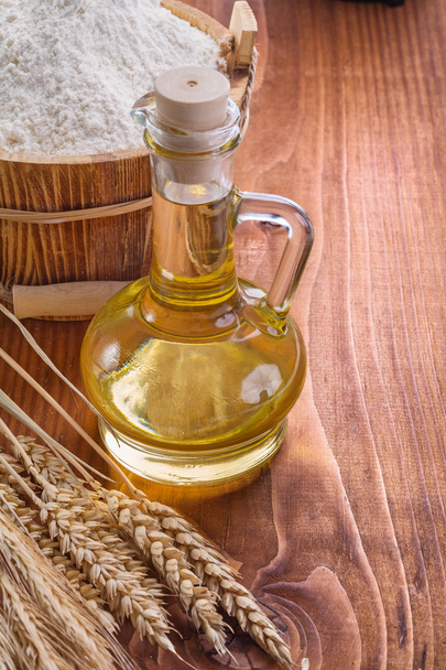 Bottle of oil with spoon and wheat - Foto, immagini