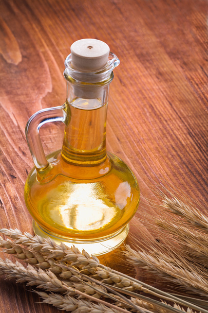 Oil bottle with wheat - Foto, immagini