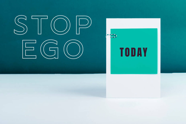 Σημάδι κειμένου που δείχνει Stop Ego, Εννοιολογική φωτογραφία Έλεγχος εμμονή σας για μια απόφαση ή ένα γεγονός ή οτιδήποτε - Φωτογραφία, εικόνα