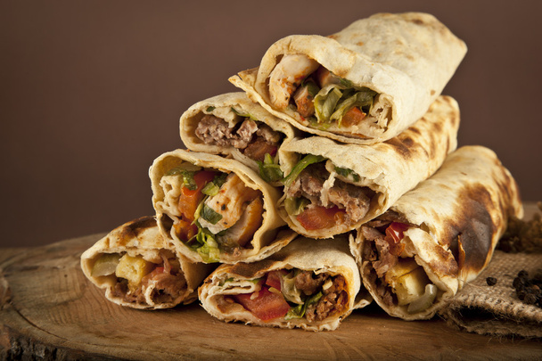 Shawarma turc durum traditionnel sish kebab wrap
 - Photo, image