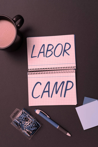Kirjoittaminen näyttää tekstiä Labor Camp, Business esitellä rangaistussiirtola, jossa pakkotyötä tehdään - Valokuva, kuva