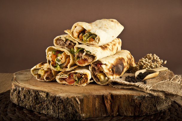 トルコ shawarma デュラム伝統的な sish ケバブ ラップ - 写真・画像